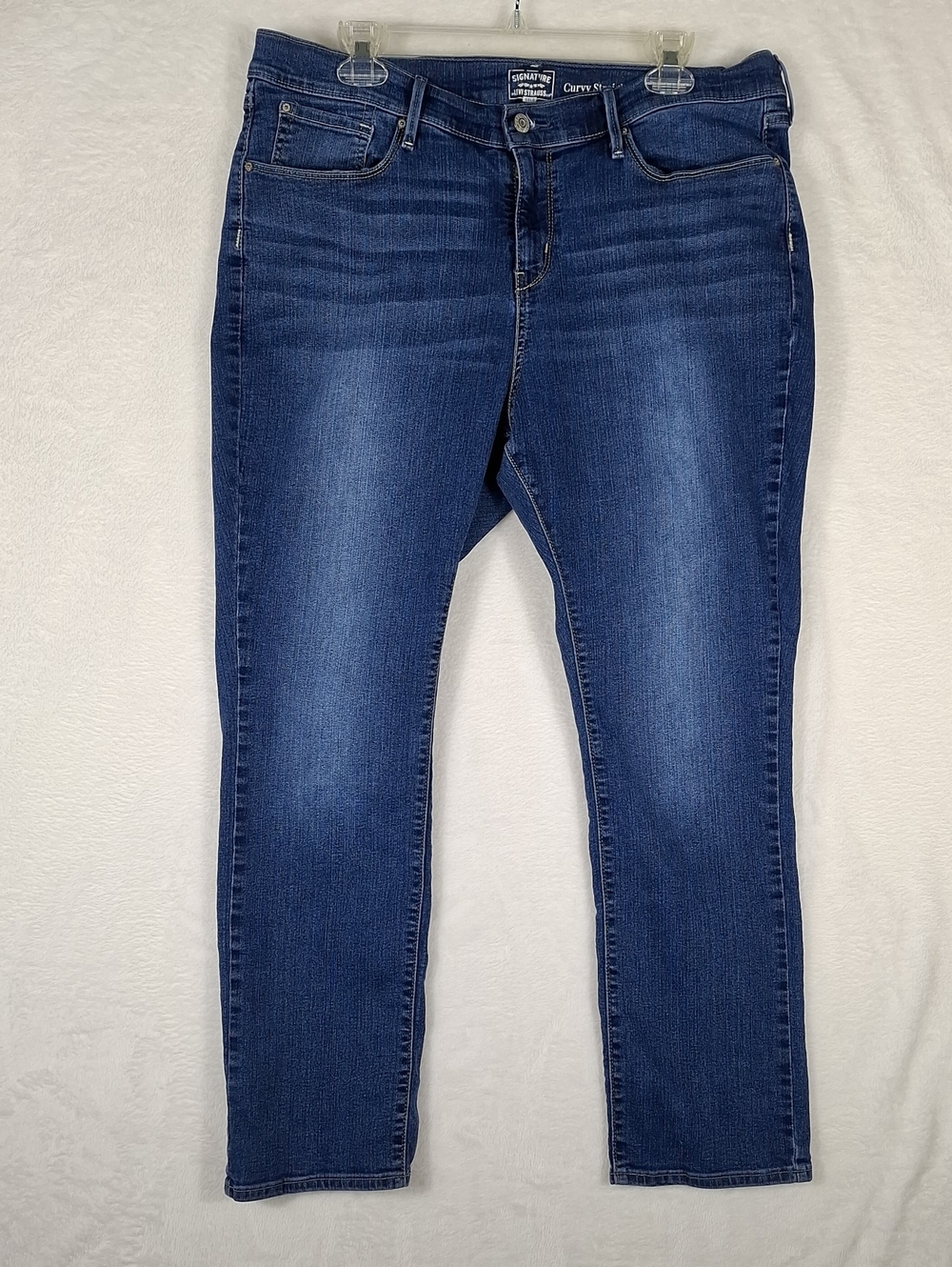 Levi's Women's 5 Pocket Signature Gold  Curvey Straight Jeans in Dark Blue Wash